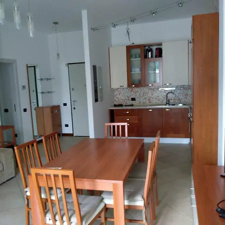 Apartment Housetommycomo *